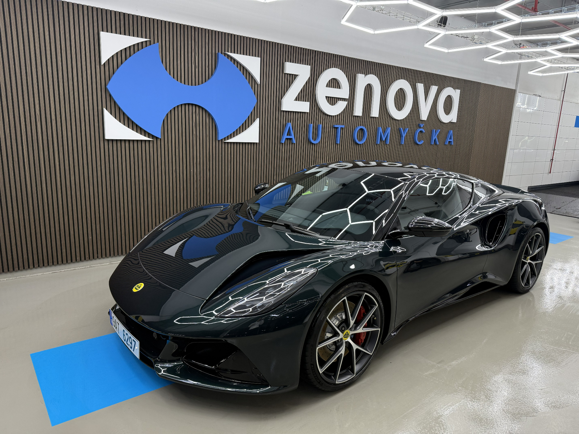 Lotus Emira před logem Automyčky ZENOVA