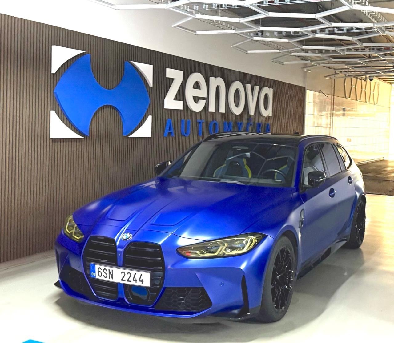 BMW před logem Automyčky ZENOVA