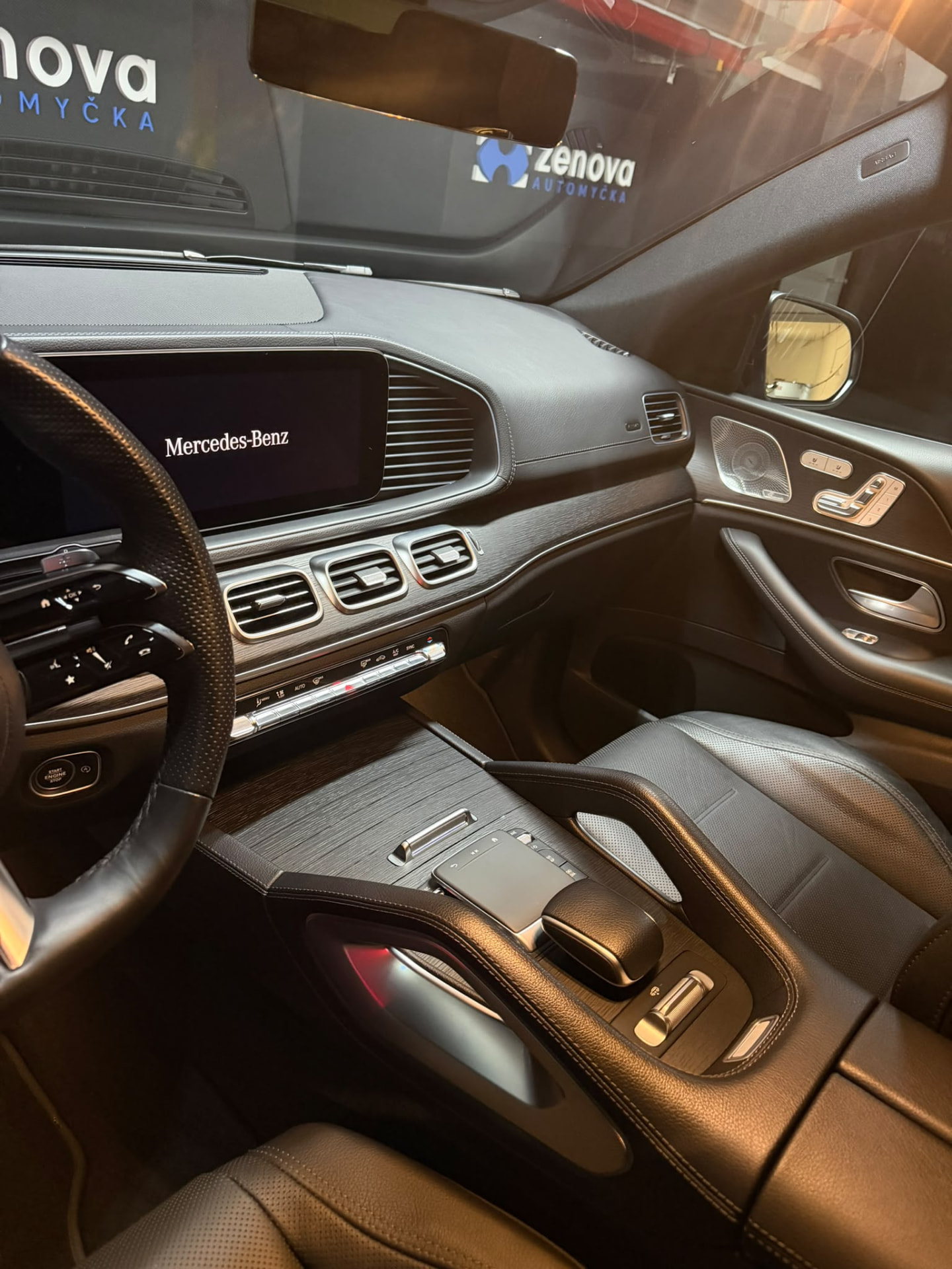 Čistý interiér vozu Mercedes-Benz