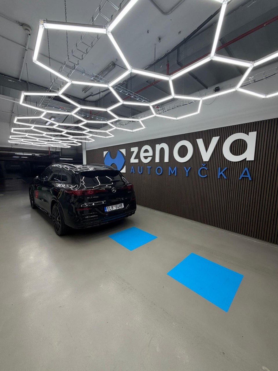 Zadní část černého SUV Mercedes-Benz po mytí v Automyčce ZENOVA