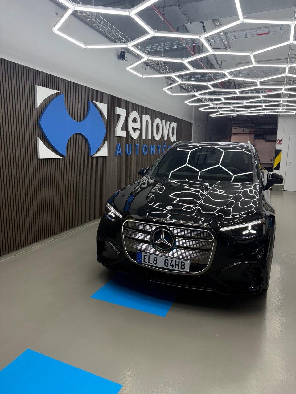 Přední část černého SUV Mercedes-Benz po mytí v Automyčce ZENOVA